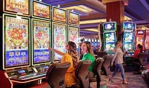money slots အွန်လိုင်း စလော့ Jackpot Reels Myanmar ကစားသမားများ MMK ဖြင့် Slot Games ကစားနေသောမြင်ကွင်း